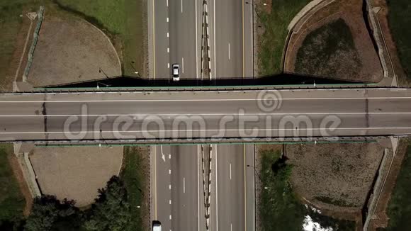 公路交叉口汽车桥和移动汽车的俯视图视频的预览图