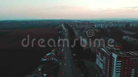 空中观景到道路圈城市汽车交通侧景特诺皮尔乌克兰视频的预览图