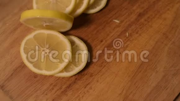 木切割板上的柠檬香肠切片家庭厨房柠檬应用视频的预览图