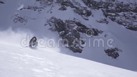 滑雪胜地滑雪者骑在斜坡上喷雪握手晴天视频的预览图