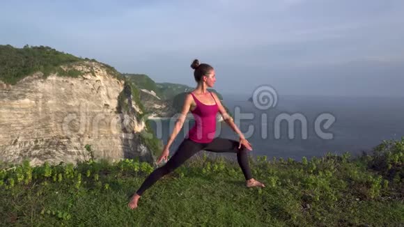 晨练体操做瑜伽练习的女人视频的预览图