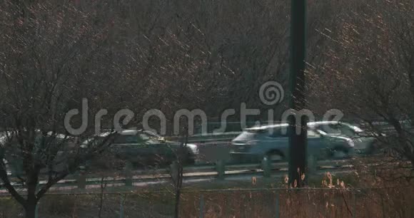 公路交通的远距摄影视频的预览图