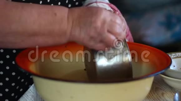 老妇人洗盘子视频的预览图