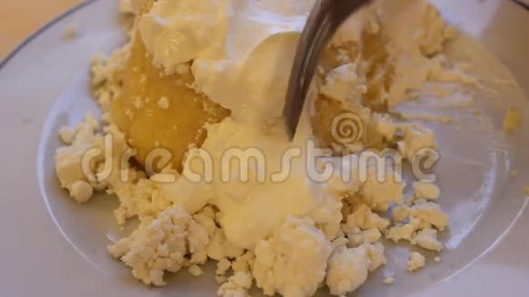 带有奶酪和奶油的波兰塔视频的预览图