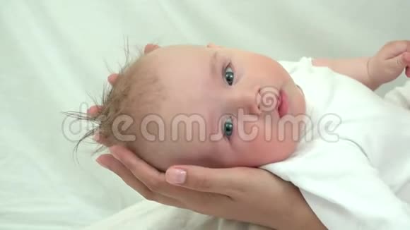 婴儿头靠在母亲手上无助的新生儿神情父母的保护视频的预览图