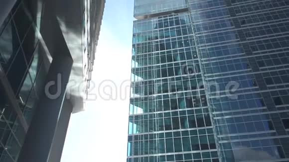 把摄像机从玻璃上移到建筑物的正面视频的预览图