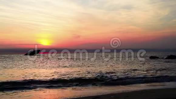 日落海滩和沉没的SS大西洋在日落初春温暖生动的光五月角NJ点视频的预览图