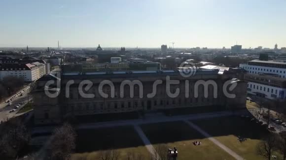 在阳光明媚的一天从高角度观看慕尼黑市4k视频的预览图