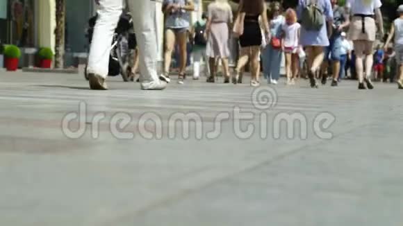 在阳光明媚的夏日人们沿着雅尔塔的长廊散步视频的预览图