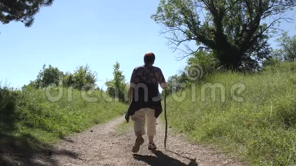 一位老年妇女坚持徒步旅行健康成熟的生活选择积极主动视频的预览图