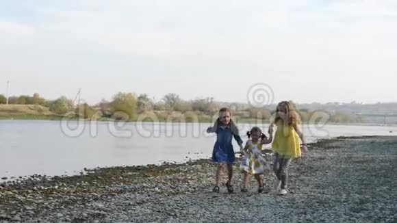 三个可爱的姐妹在河边跑步视频的预览图