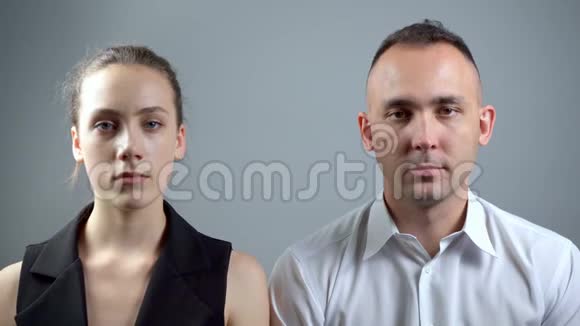 灰色背景下愤怒的妻子和丈夫的视频视频的预览图