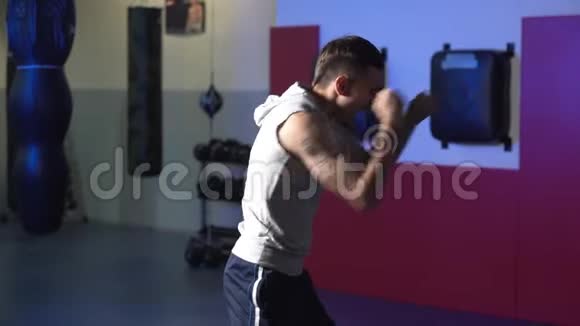 慢动作微光场景男拳击手在健身房训练皮影戏视频的预览图