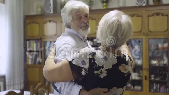 老人和妻子在家慢动作跳舞视频的预览图