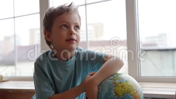 一位富有魅力的白种人母亲用地球仪向她年轻的儿子展示世界各国视频的预览图