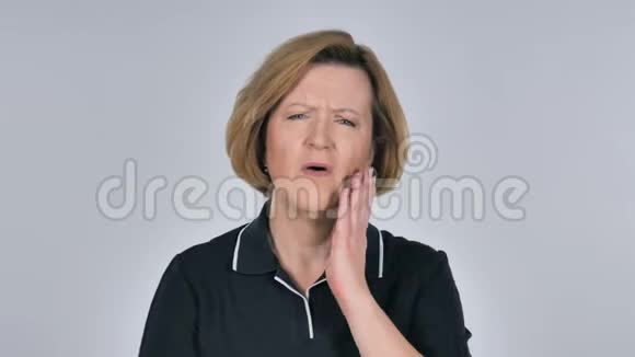 牙痛老年女性牙齿感染视频的预览图