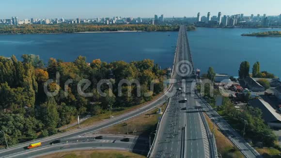 空中无人机镜头马拉松赛跑运动员从公路路口跑到桥上静态射击视频的预览图