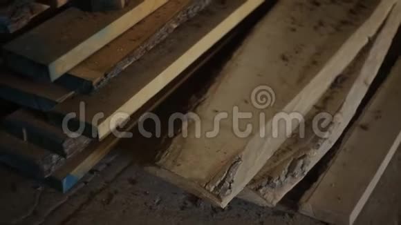 木板躺在地板上木材或木材在家具车间里视频的预览图