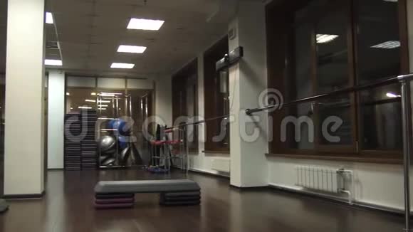 胖怪人站在健身室的台阶上神情困惑视频的预览图