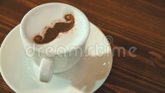 以咖啡或拿铁的泡沫为基础以胡子的形式接近视频的预览图
