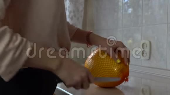 女孩在厨房里切柚子佐姆4K视频的预览图