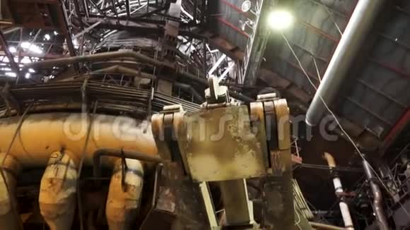 冶金厂热店详情重工概念库存录像机器和机器的底部视图视频的预览图