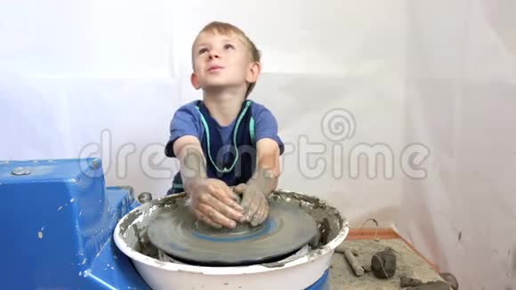 快乐儿童造型黏土艺术陶艺爱心手工画像视频的预览图