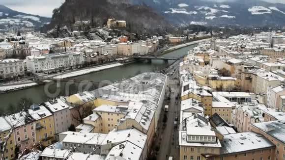 从当代艺术博物馆俯瞰萨尔茨堡市全景你可以看到萨尔扎赫河经过视频的预览图