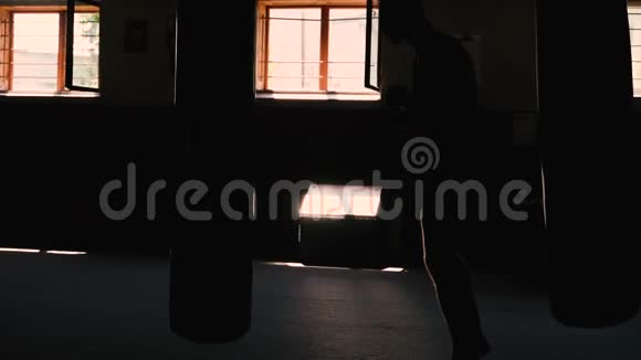 拳击手剪影拳击与拳击袋室内4K视频的预览图
