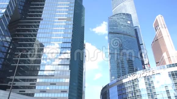 摩天大楼与照相机的移动视频的预览图