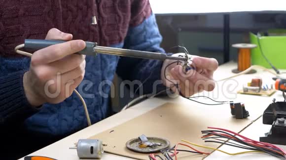 修理电子设备锡焊件视频的预览图