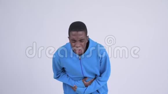 年轻有压力的非洲男人胃痛视频的预览图
