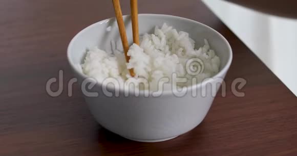 女人用筷子吃白米饭视频的预览图