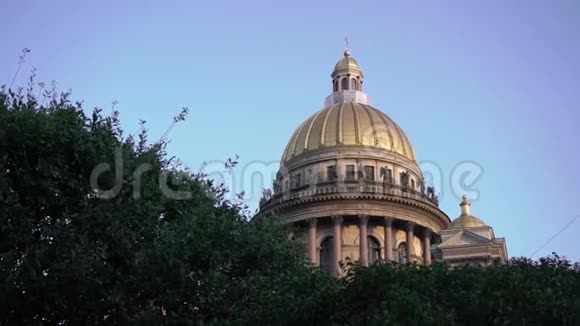 清晨圣以撒广场蓝天下的圣以撒大教堂视频的预览图