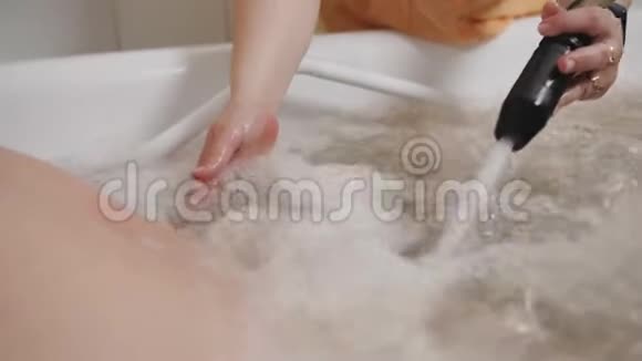 女医生Spa在一个特殊的浴缸里制造水上米切视频的预览图