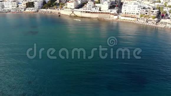 沿着绿色海水进行空中飞行酒店位于度假希腊海岸线上的海滩视频的预览图