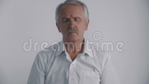 戴胡子的老人在白色背景下使用智能手机的肖像视频的预览图