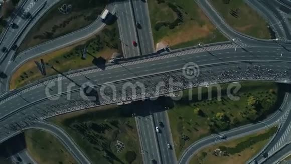 空中无人机镜头顶部圆形景观马拉松跑在道路交叉口关闭视频的预览图