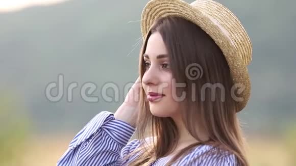 用针织帽子遮住美丽的一天女士对着镜头微笑慢动作视频的预览图