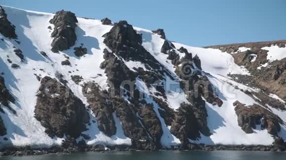 岛上岩石海岸的景色视频的预览图