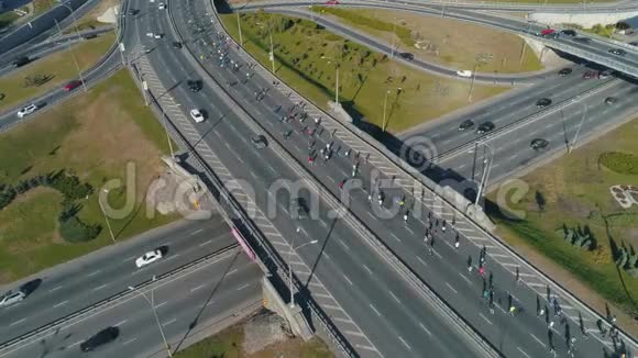 空中无人机镜头马拉松跑团在公路路口封闭静态镜头视频的预览图