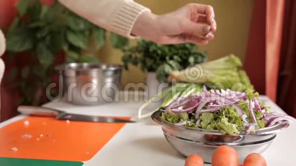 女孩准备了一份青菜和洋葱沙拉健康食品视频的预览图