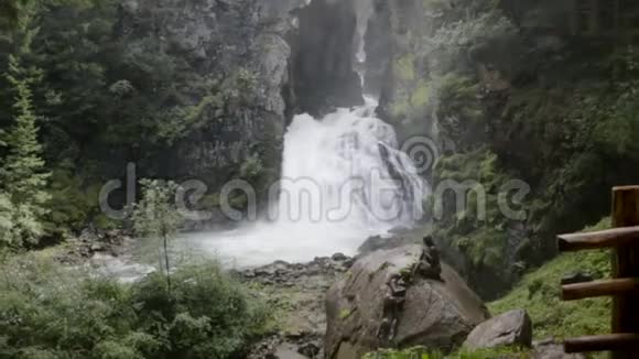 意大利阿尔托阿迪奇瀑布酒店视频的预览图