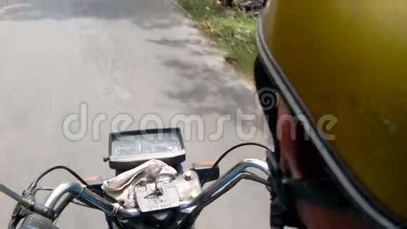 越南街头或乡村道路上摩托车摩托车或摩托车骑手的POV视频视频的预览图