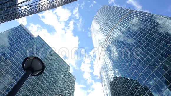 透过高耸的玻璃建筑看云视频的预览图