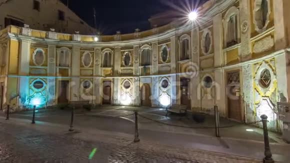 典型的中世纪狭窄街道在美丽的小镇阿尔巴诺拉贾勒夜间时间推移超垂意大利视频的预览图