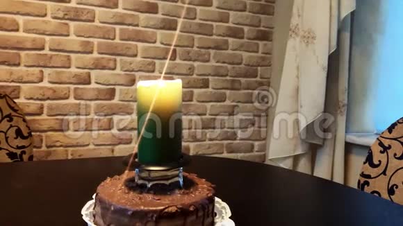 生日巧克力蛋糕配一支大蜡烛视频的预览图