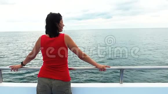 女人欣赏大海的景色视频的预览图