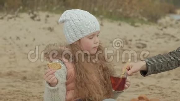 小红帽姑娘在海边喝茶视频的预览图