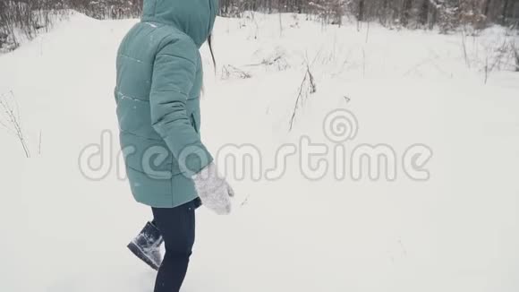 在雪地里行走的女人视频的预览图